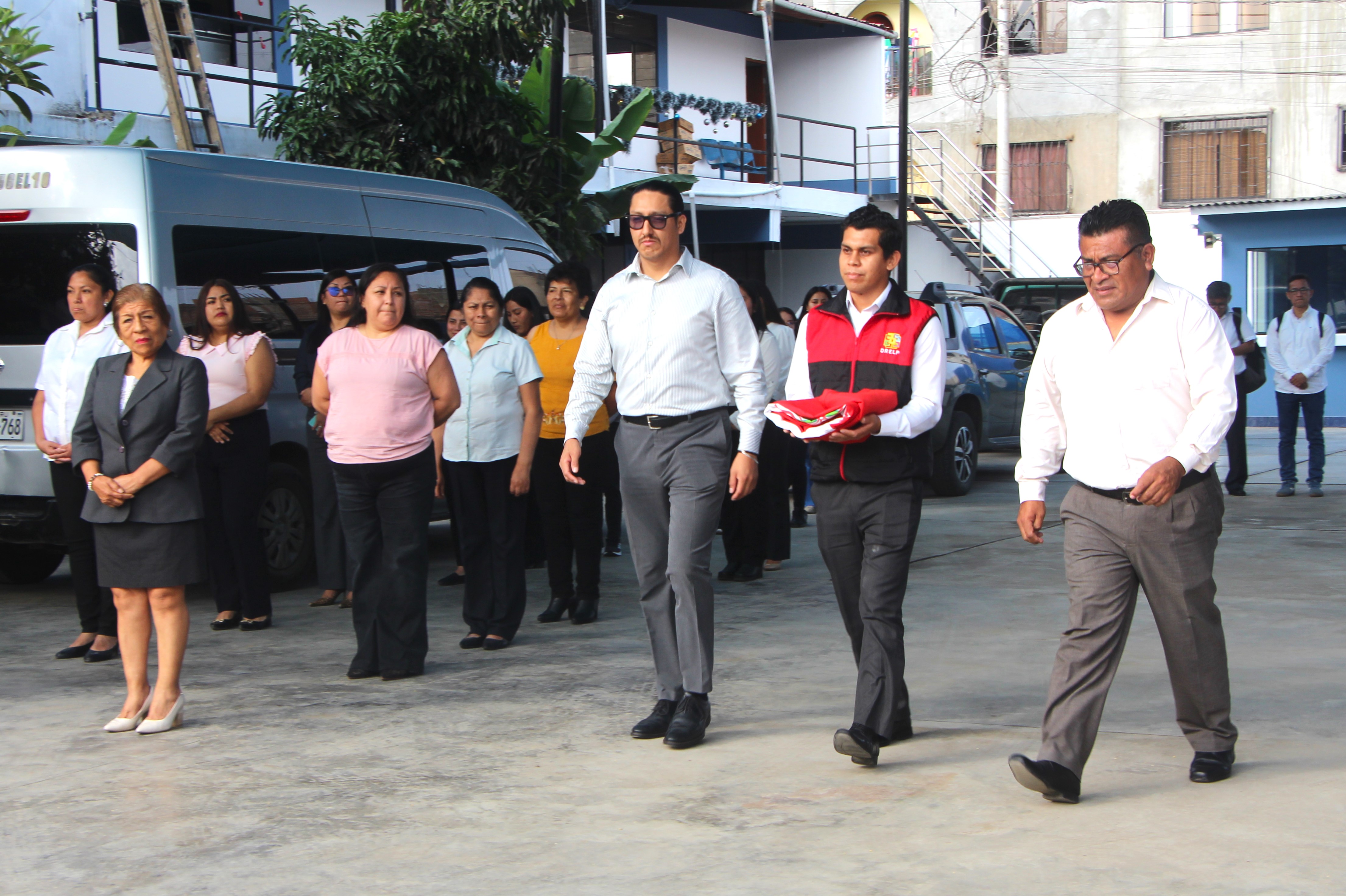 IZAMIENTO DE BANDERA EN LA SEDE UGEL Nº 10 (19/01/2026)
