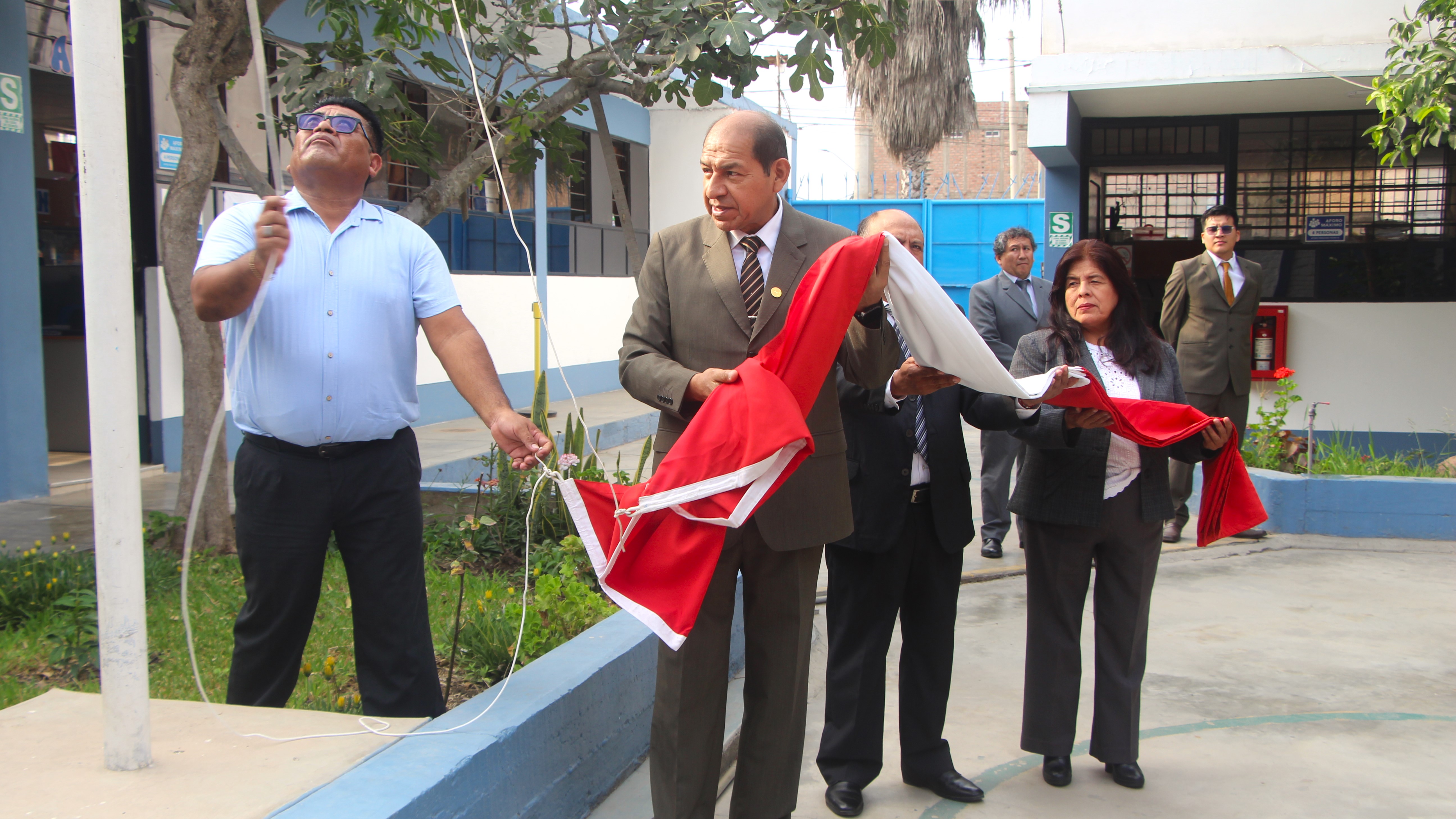 Izamiento de bandera en la UGEL N° 10 de Huaral (06/04/2026)