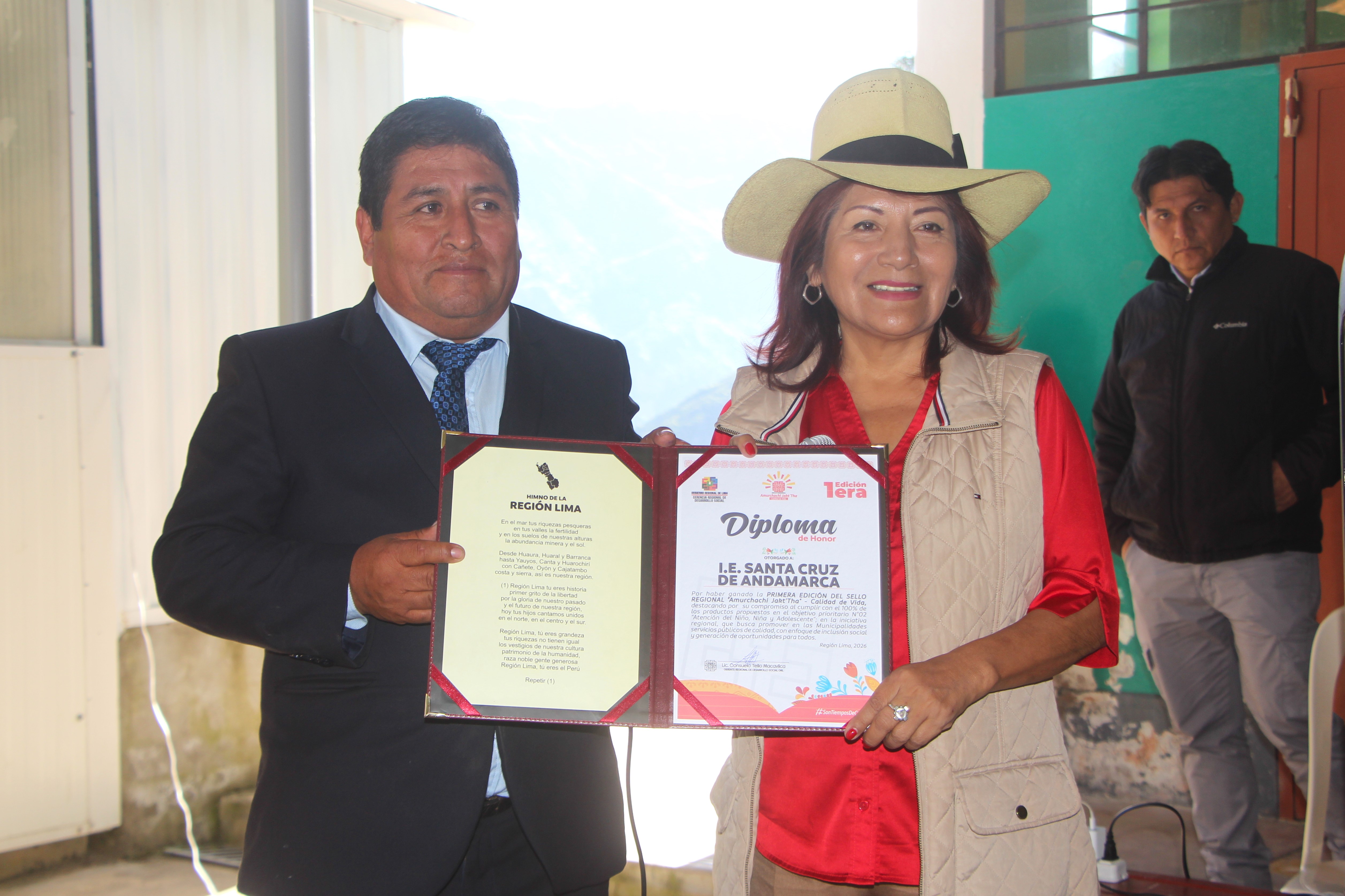 I. E. “SANTA CRUZ DE ANDAMARCA” RECIBE EL “SELLO REGIONAL”